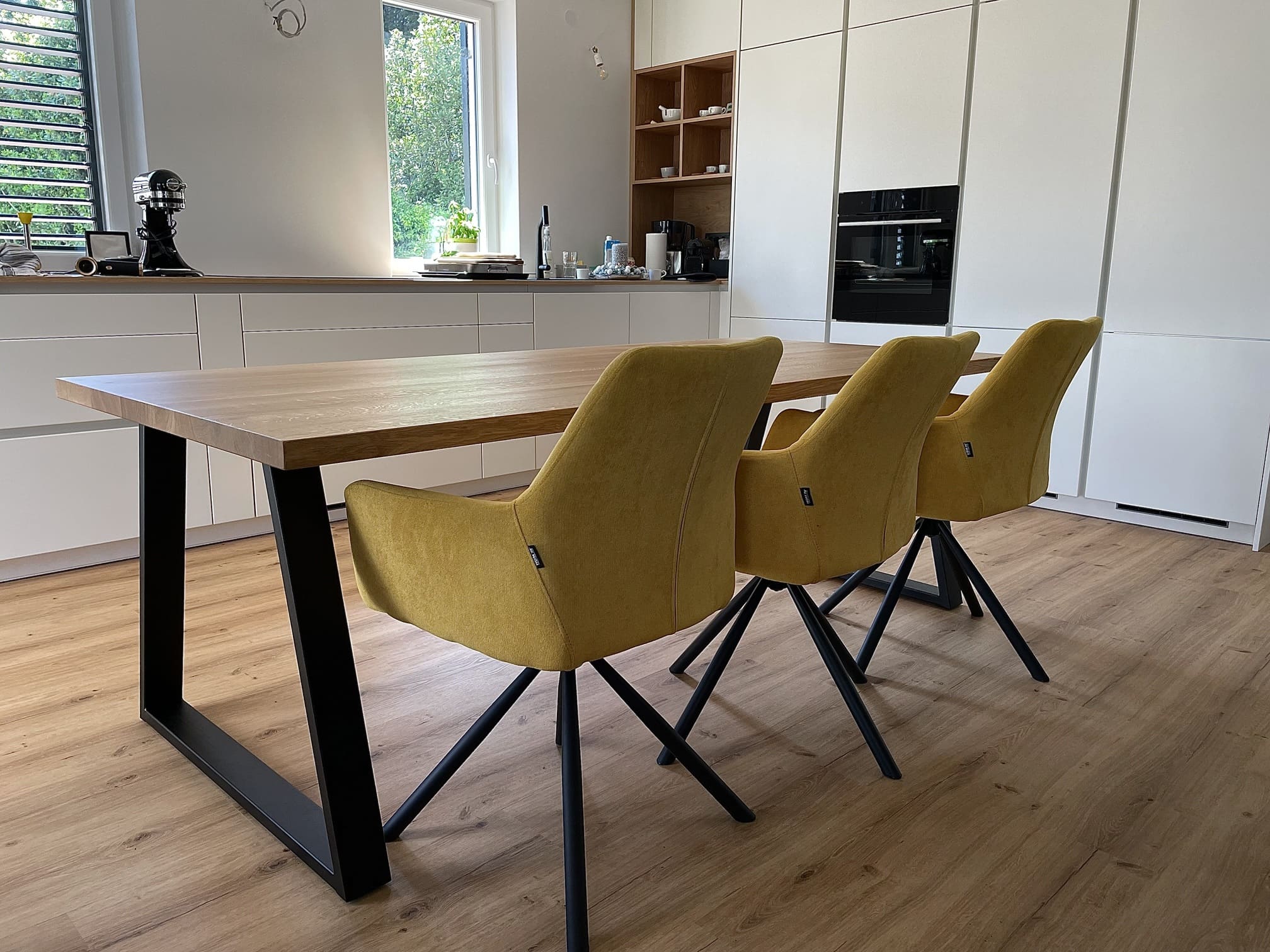 miza iz masivnega hrastovega lesa s kovinskim podnožjem